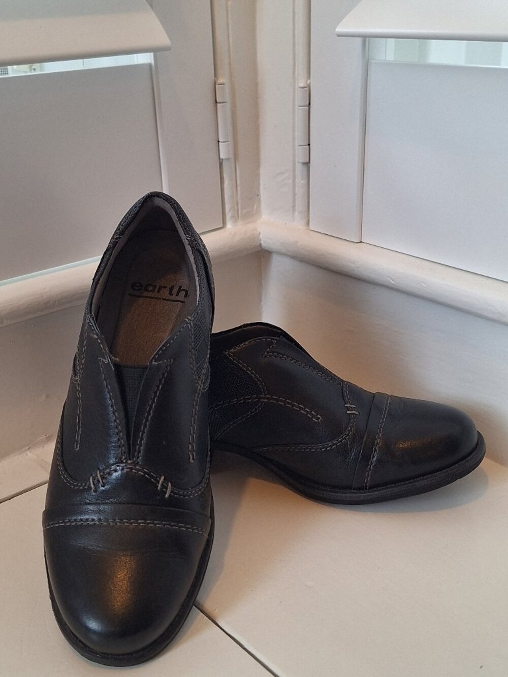 Earth Shoes Embossed Black Leather Loafers 6.5
